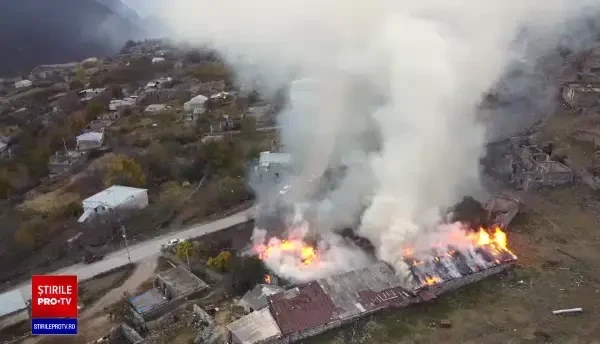 Armenii din Nagorno-Karabah își ard casele înainte de a părăsi regiunea intrată sub control azer