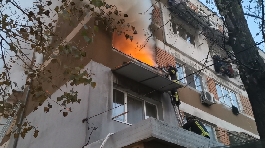 Incendiu într-un bloc din Galați. 2 persoane au murit, iar alte 3 au fost intoxicate cu fum. VIDEO