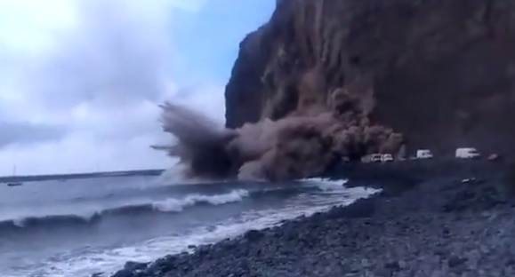 Momentul în care o bucată uriașă de stâncă se prăbușește pe o plajă din Insulele Canare. VIDEO