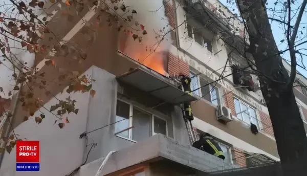 Incendiu într-un bloc din Galați. 2 persoane au murit, iar alte 3 au fost intoxicate cu fum. VIDEO