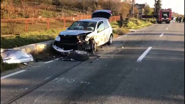 Accident în lanț provocat de un șofer de 19 ani care a depășit neregulamentar. Două persoane au ajuns la spital