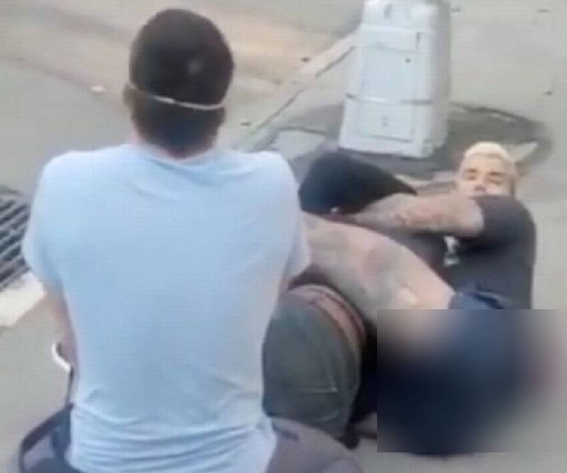 Momentul în care un bărbat încearcă să răpească un copil din brațele mamei, în plină stradă. Cum a fost oprit