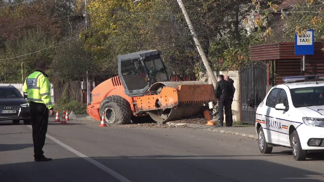 Accident grav în Băicoi. Un buldo-excavator căzut de pe o platformă a lăsat fără curent localitatea