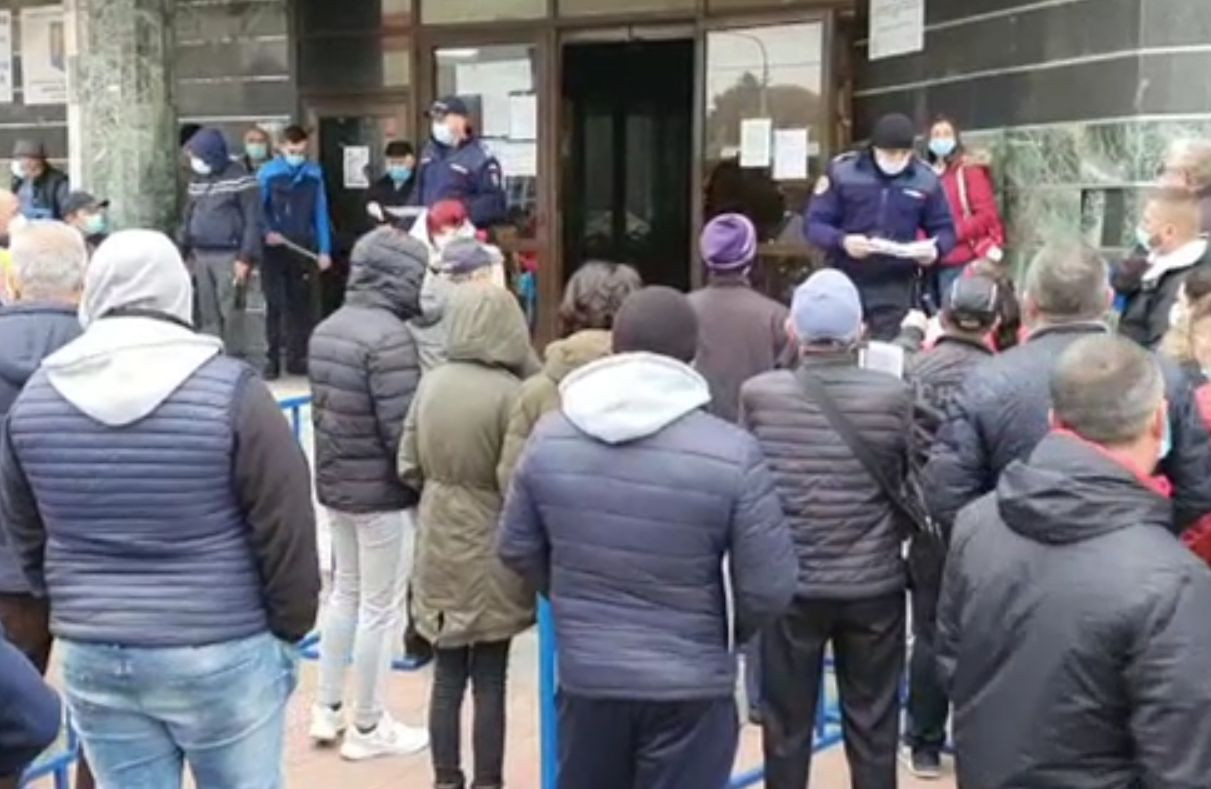 Cozi interminabile la serviciul de permise din Pitești. Oamenii au uitat de regulile de distanțare