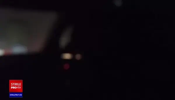 Momentul în care o mașină este lovită de tren, la Fetești. Pasagerii au reușit să scape