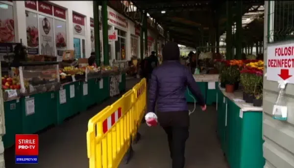 Vânzătorii îngheață în piețe în așteptarea clienților: "La frigul ăsta moare și virusul! În mall nu moare"
