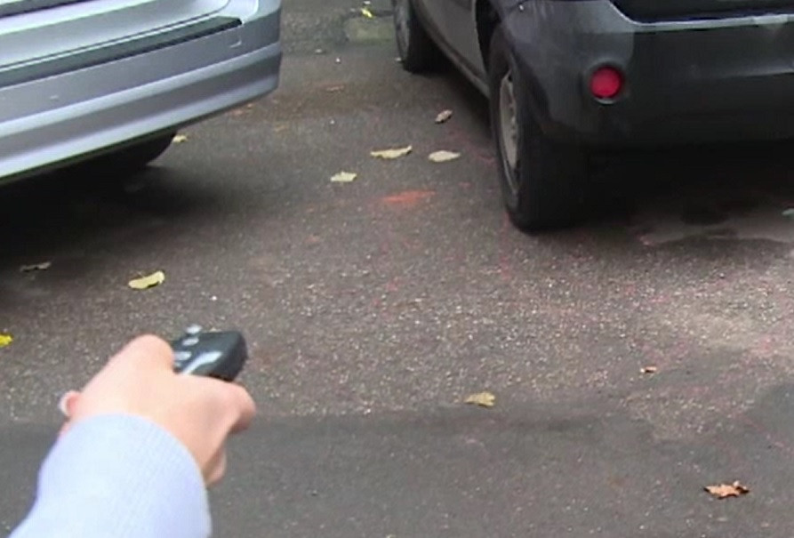 Doi orădeni au reușit să fure peste 20.000 de lei din 7 mașini, copiind semnalul cheilor