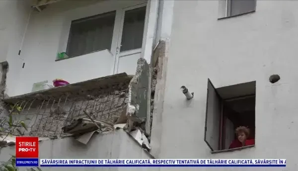 Balcon prăbușit dintr-un bloc din Vaslui. A căzut de la etajul trei peste etajul doi