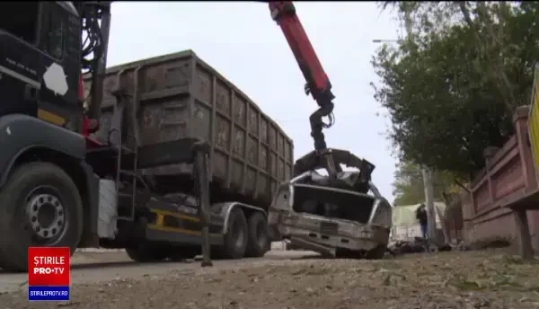 Explicaţiile localnicilor care incendiau maşini vechi. "Cu ce să trăim? Cu fiare să nu trăim, porumb să nu furăm?"