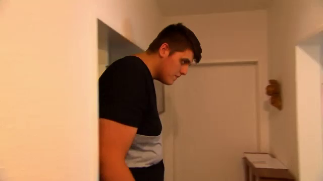 Problemele unui tânăr înalt de 2,24 m. Nu încape în mașină și își cumpără haine pe comandă