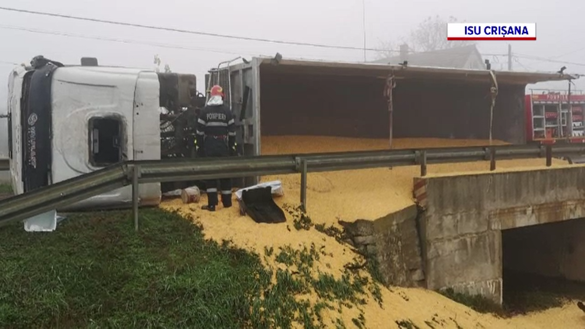 Un TIR încărcat cu 20 de tone de porumb s-a răsturnat pe o șosea din Bihor