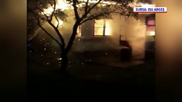 O casă din Argeș, mistuită de flăcări. Cauza incendiului: un scurtcircuit provocat de o improvizație
