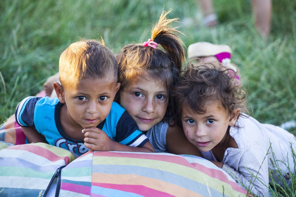 Cum trăiesc copiii din mediul rural, în 2020. Se culcă flămânzi și consumă alcool de la 13 ani