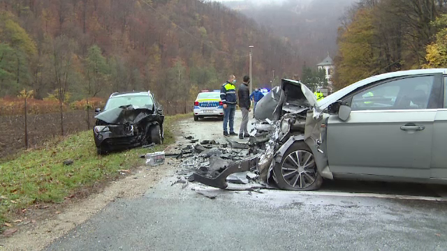Accident grav cu trei victime, în defileul Jiului. Două maşini s-au ciocnit