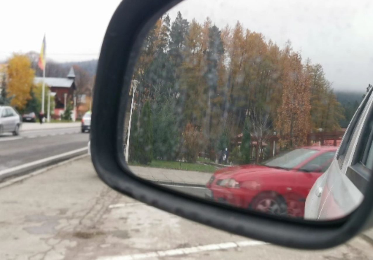 Zeci de români, păcăliţi să plătească avansul pentru maşini inexistente. Unii au dat şi 5.000 de euro