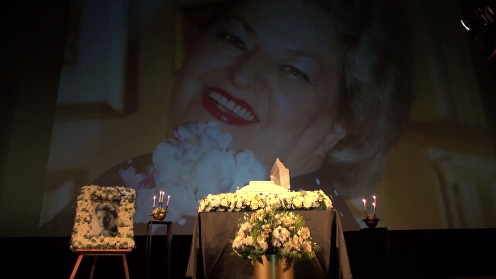 Sicriul actriței Draga Olteanu Matei, depus la Cinematograful "Mon Amour" din Piatra Neamț