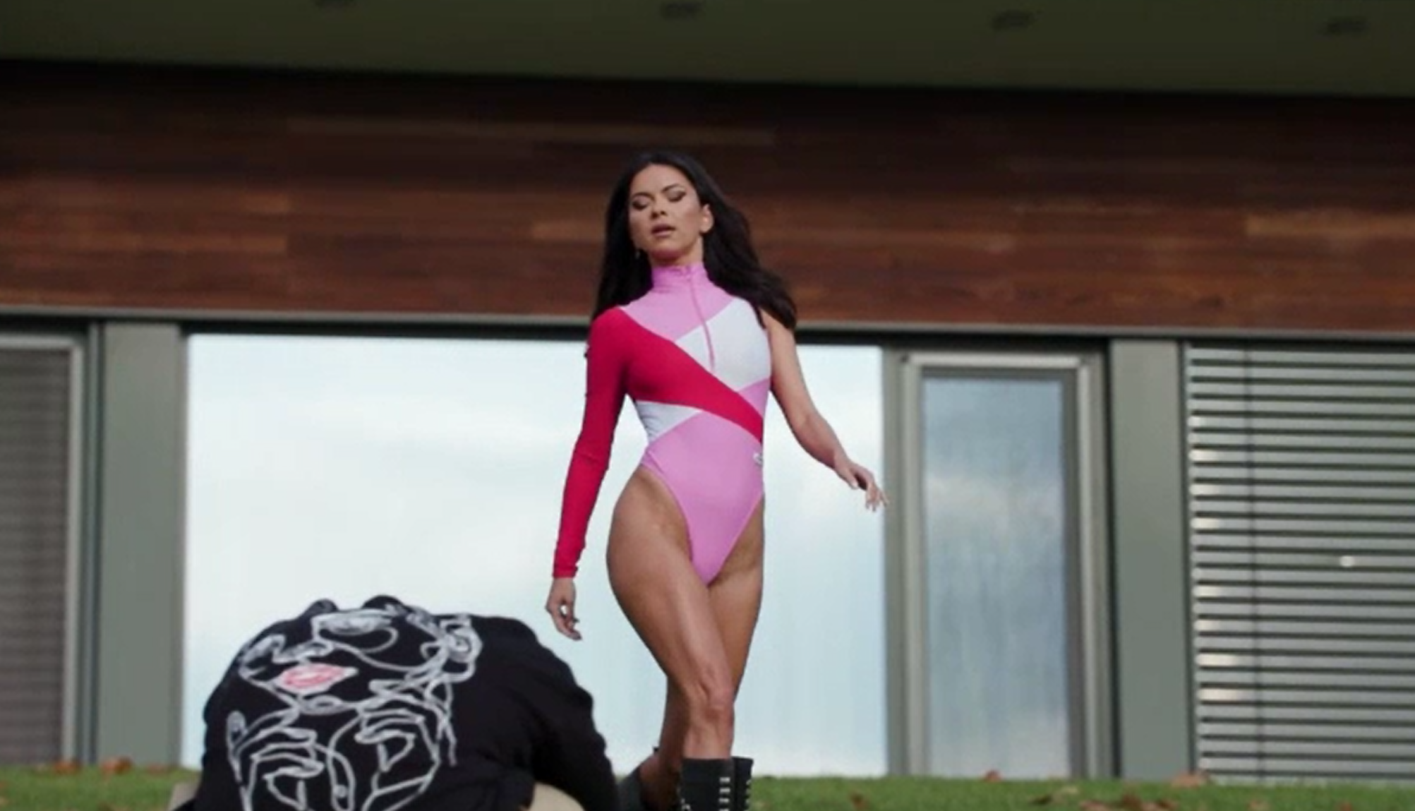 Cum arată "casa izolării", unde Inna își înregistrează noul album. Nimeni nu intră fără test COVID