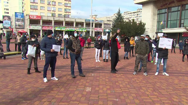 Zeci de oameni au protestat în Argeș, după ce au stat luni întregi în șomaj tehnic