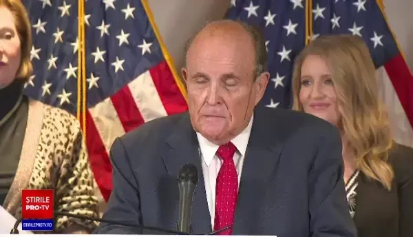 A transpirat și i-a curs pe față vopseaua din păr. Moment stânjenitor pentru avocatul lui Trump