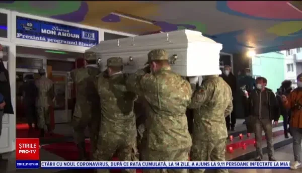 Sicriul actriței Draga Olteanu Matei, depus la Cinematograful "Mon Amour" din Piatra Neamț