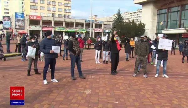 Zeci de oameni au protestat în Argeș, după ce au stat luni întregi în șomaj tehnic