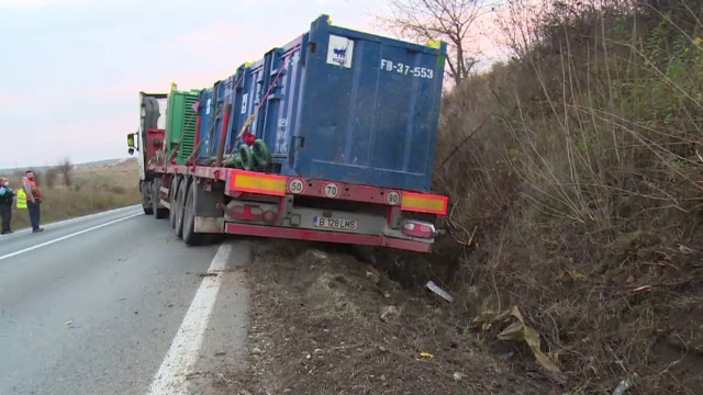 Accident grav pe DN72, între Ploiești și Târgoviște. Un TIR care tracta o platformă a ajuns în șanț