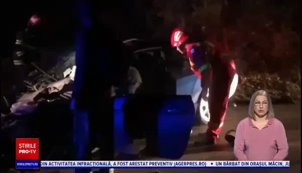 O mașină cu volan pe dreapta s-a izbit atât de violent de un copac în Dâmbovița, încât i-a zburat motorul. Ce a pățit șoferul