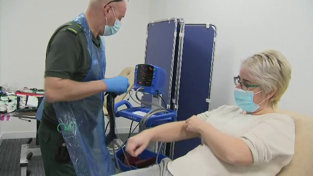 O asistentă de la terapie intensivă este prima persoană din lume care a primit un tratament revoluționar cu anticorpi COVID