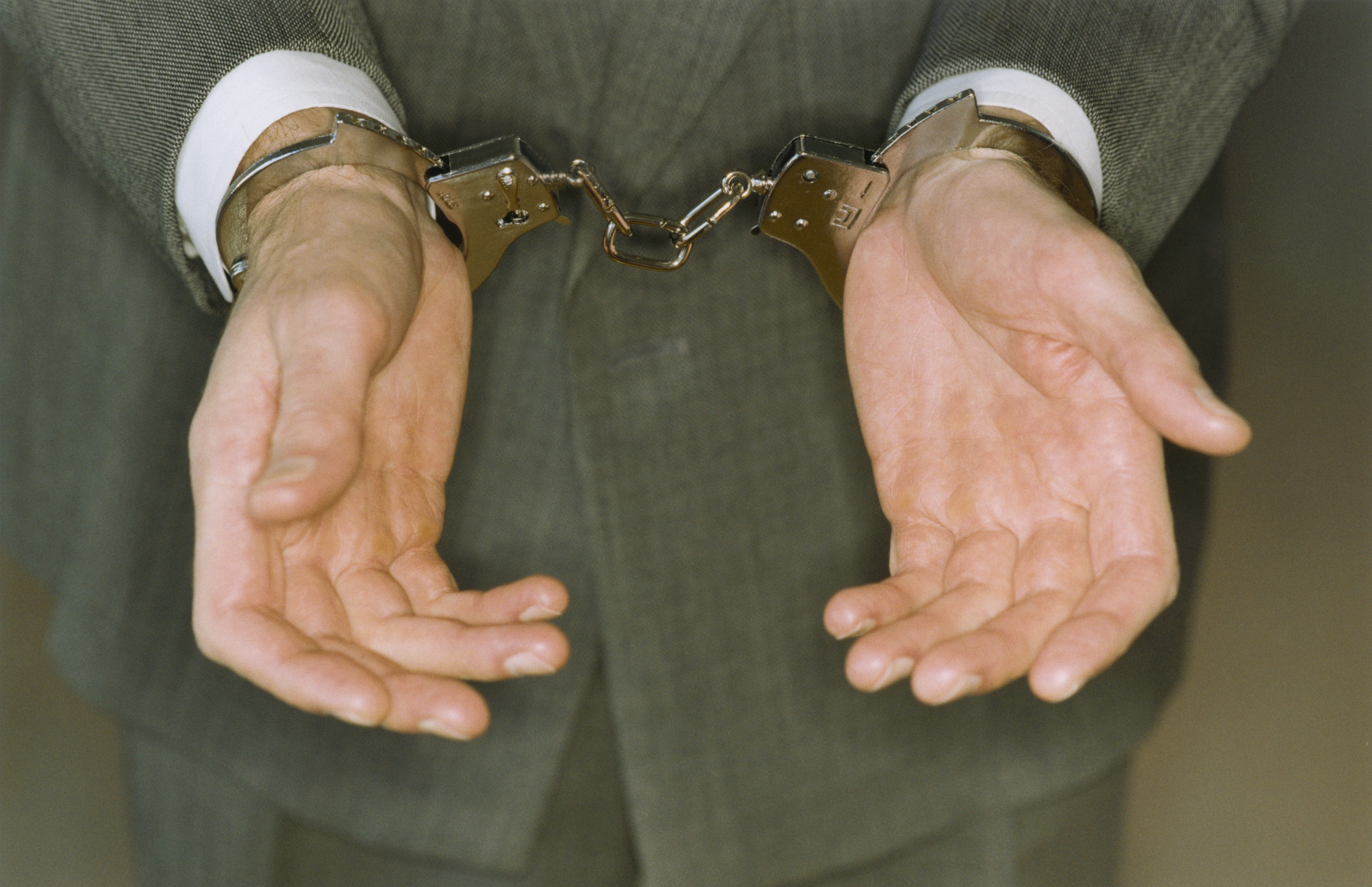 Un bărbat de 66 de ani, acuzat că a violat în repetate rânduri o fată de 15 ani, cu handicap