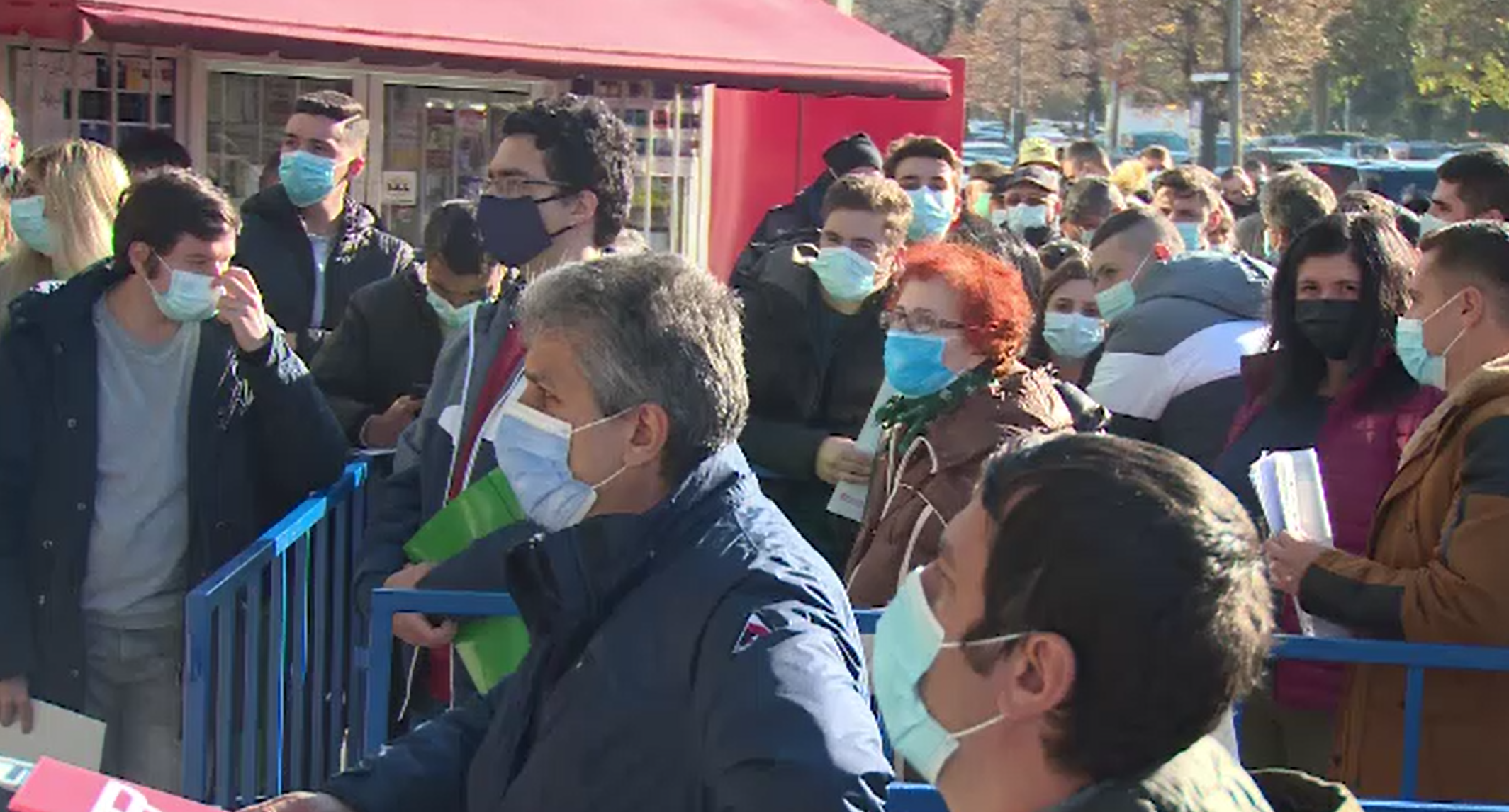 Sute de români s-au înghesuit la Serviciile de Permise Auto, fără să respecte regulile de distanțare