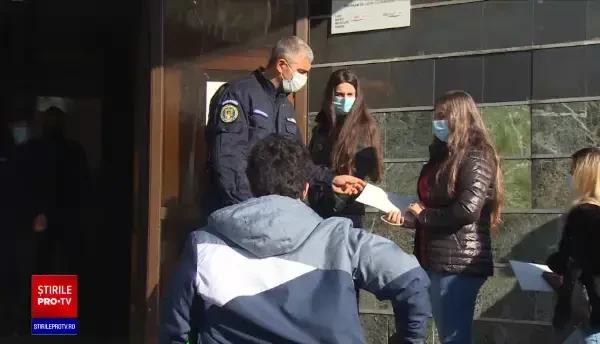 Sute de români s-au înghesuit la Serviciile de Permise Auto, fără să respecte regulile de distanțare