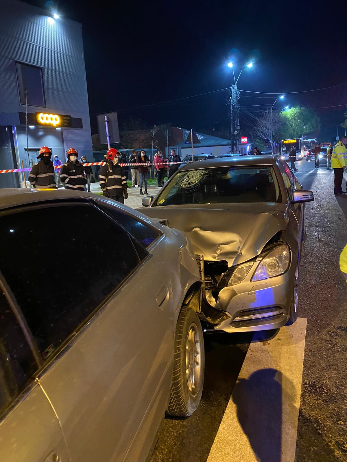 Un șofer care a provocat un accident cu 3 victime susține că urmărea hoții care i-au furat 650.000 de lei