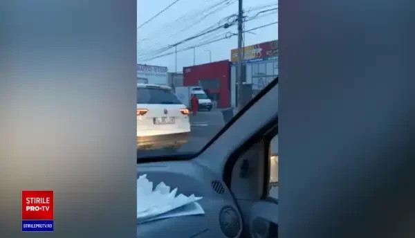 Mașina unei tinere de 21 de ani s-a izbit de 2 autoturisme și o autoutilitară, după ce a pierdut controlul volanului