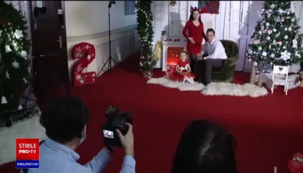 Cu ce au fost înlocuite felicitările de Crăciun. Tot mai multe cupluri apelează la această variantă