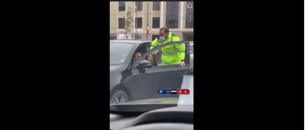 VIDEO Un polițist local din Cluj Napoca a sărit în mașina unui șofer care încerca să fugă de amendă