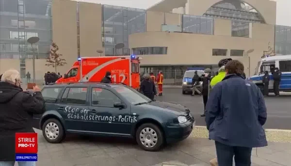 O mașină s-a izbit de poarta sediului Cancelariei federale din Germania. O persoană a fost rănită