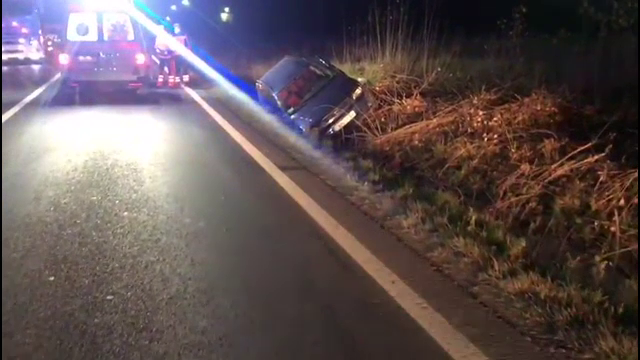 Un șofer băut a fost rănit, după ce s-a răsturnat cu mașina într-un șanț