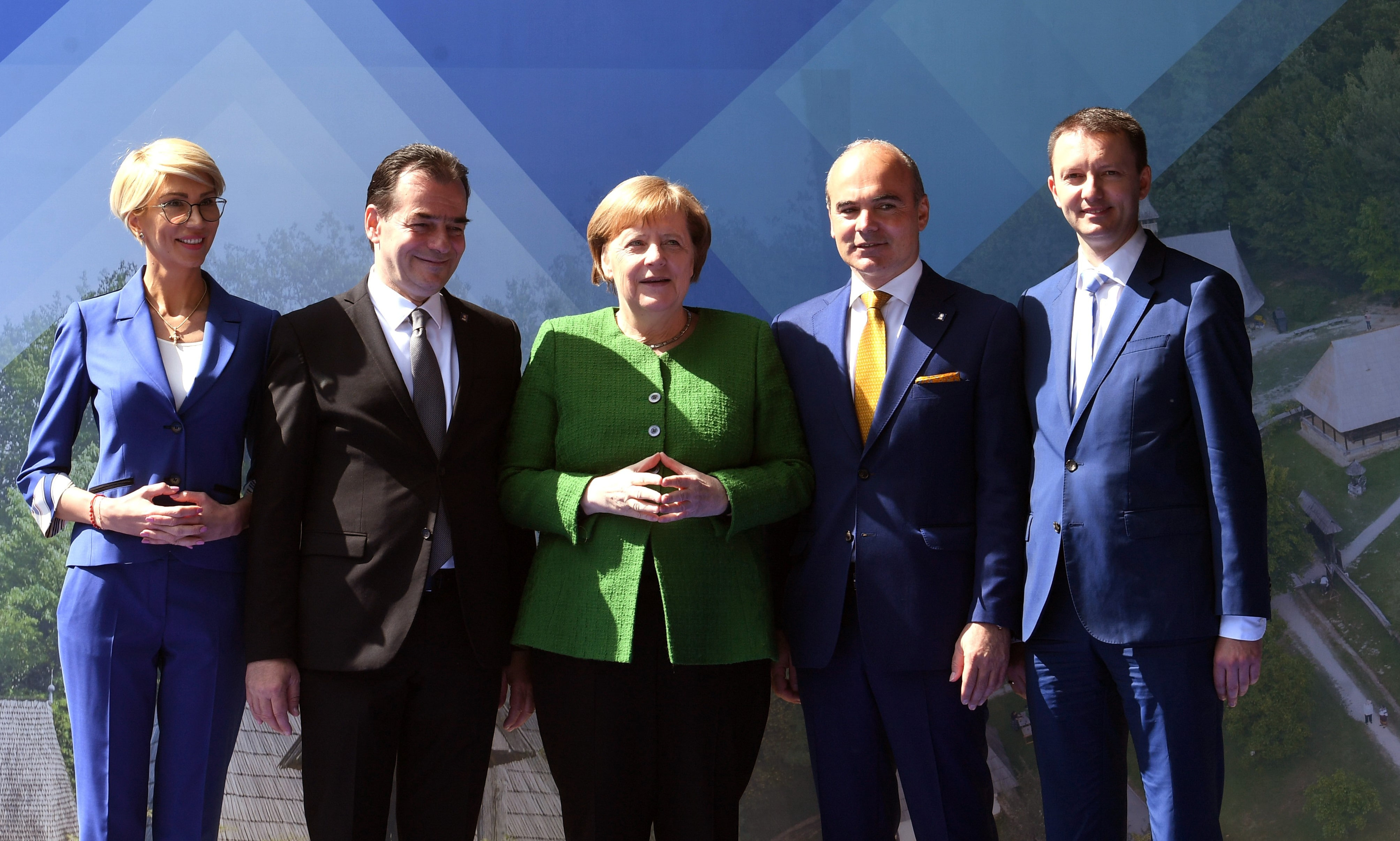 Videoconferinţă între Orban și Merkel, despre necesitatea intrării României în Schengen