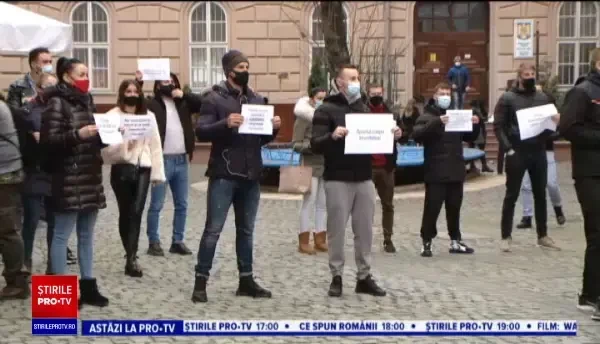 Proteste în fața tribunalului din Timișoara, după închiderea sălilor de sport: „Ne antrenăm foarte greu”