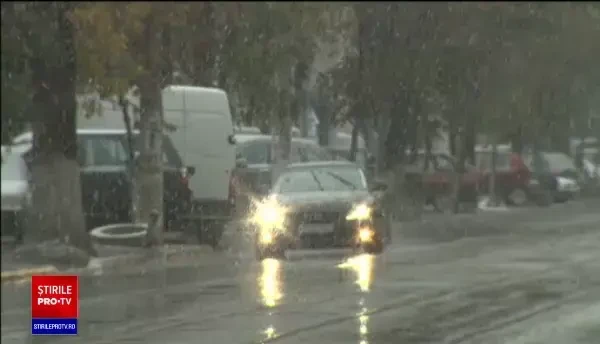 Primele zile de iarnă aduc ploi, ninsori la munte și lapoviță. Când se va încălzi vremea