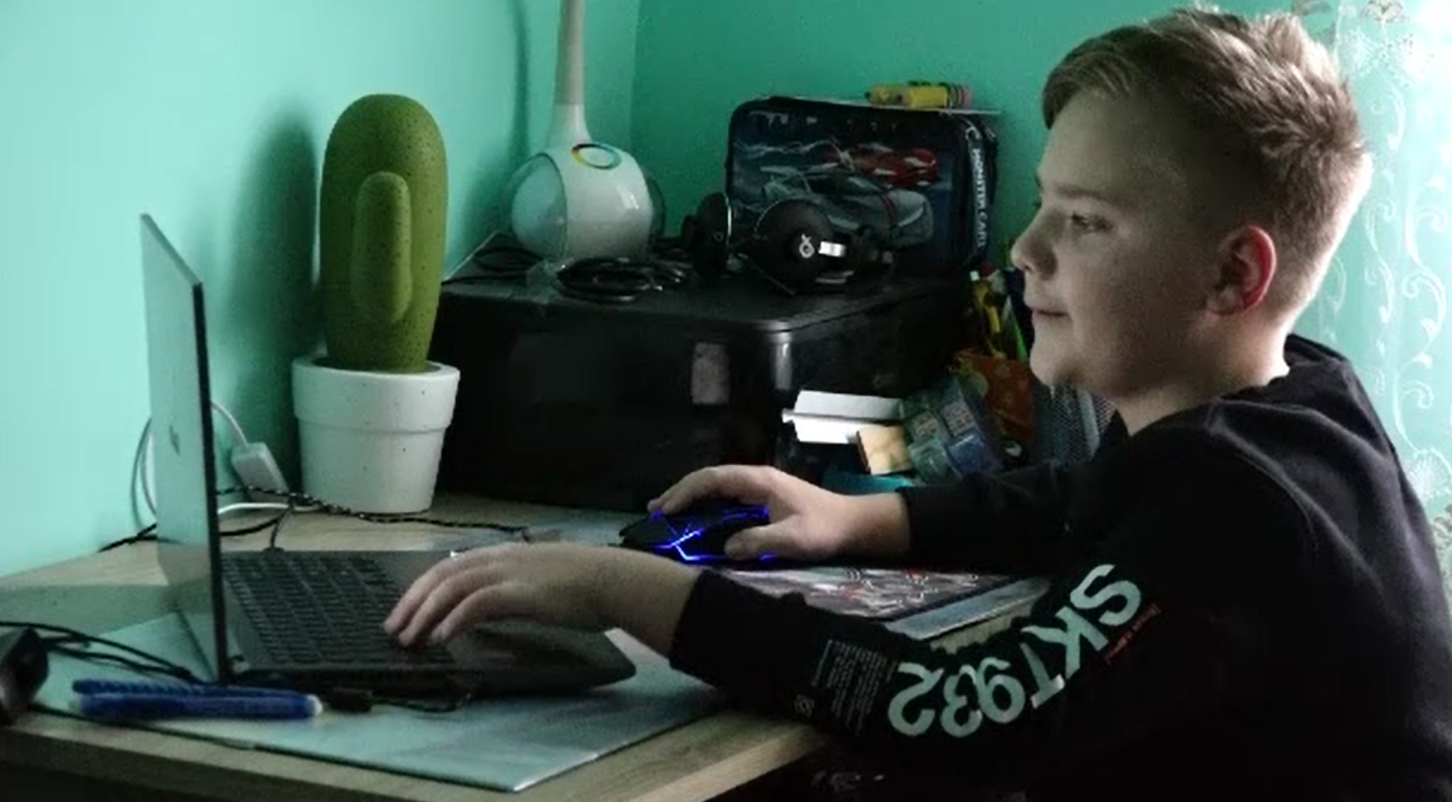 Ce afecțiuni poate genera statul prea mult la calculator. Recomandările medicilor pentru părinți