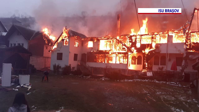 VIDEO. Incendiu devastator la Moieciu de Sus. Trei pensiuni s-au făcut scrum