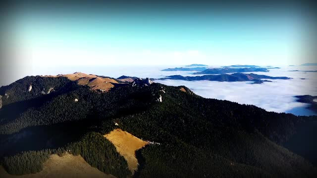 Bucovina, asaltată de turiști străini în anii trecuți, e acum pustie. Peisajele îți taie respirația