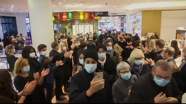 Unele țări europene au ridicat din restricții. În Paris oamenii au fost așteptați cu aplauze în mall