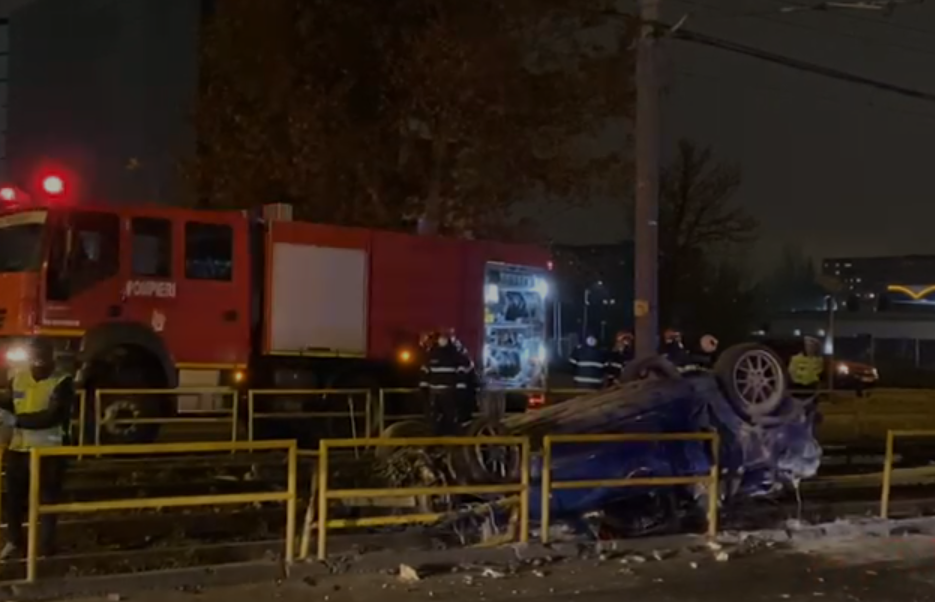 Grav accident produs în Capitală. Un șofer băut s-a răsturnat cu mașina pe linia de tramvai