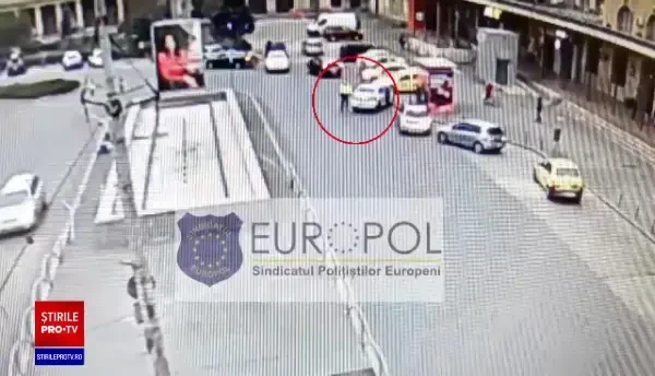 Momentul în care un polițist este lovit cu mașina de un șofer avertizat că a parcat neregulamentar