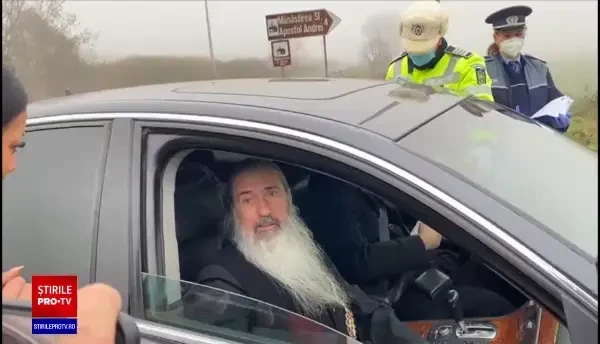 Aproximativ 100 de credincioși au participat duminică la slujba oficiată de ÎPS Teodosie