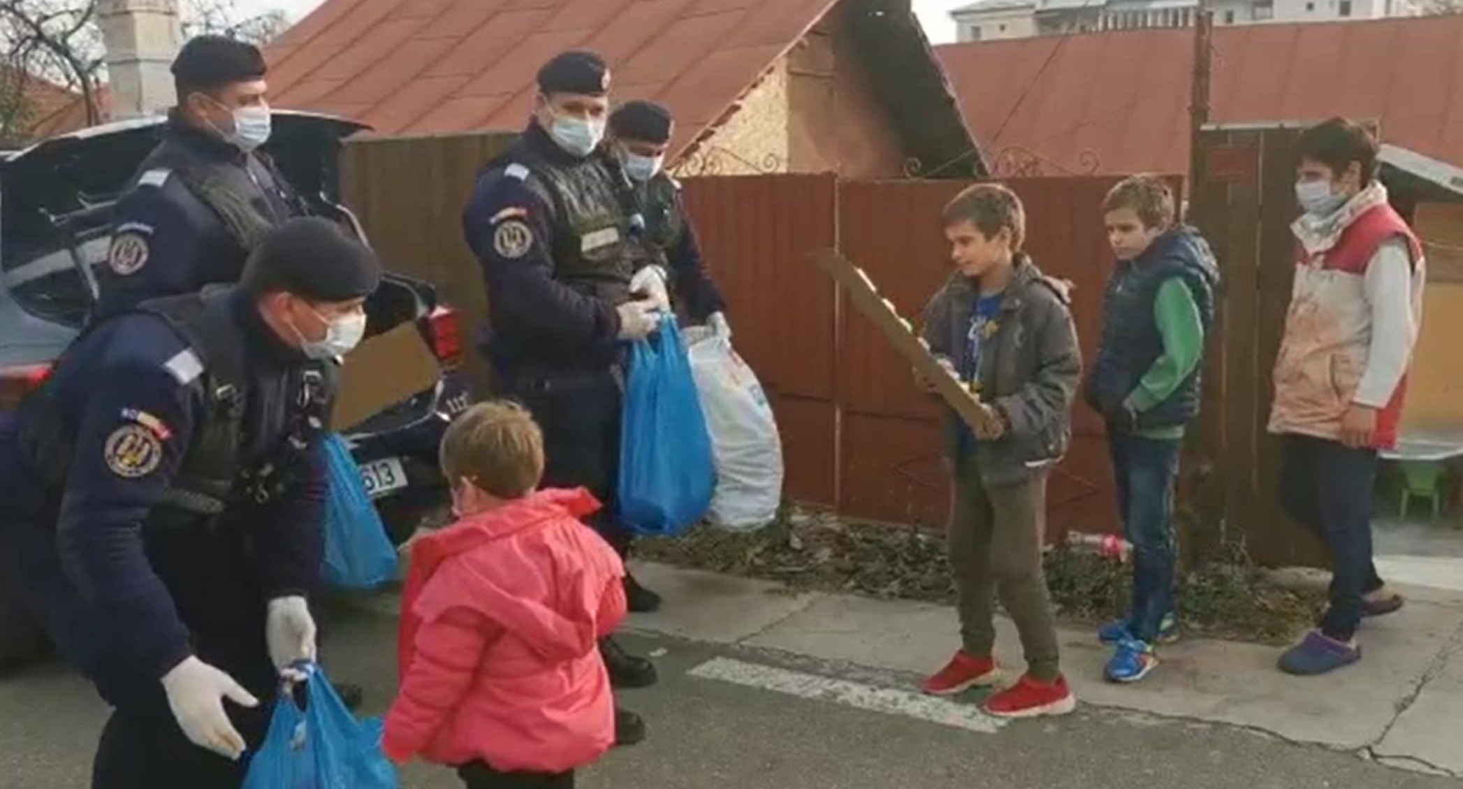 Jandarmii au luat locul ajutoarelor lui Moș Nicolae și au împărțit cadouri în Bacău