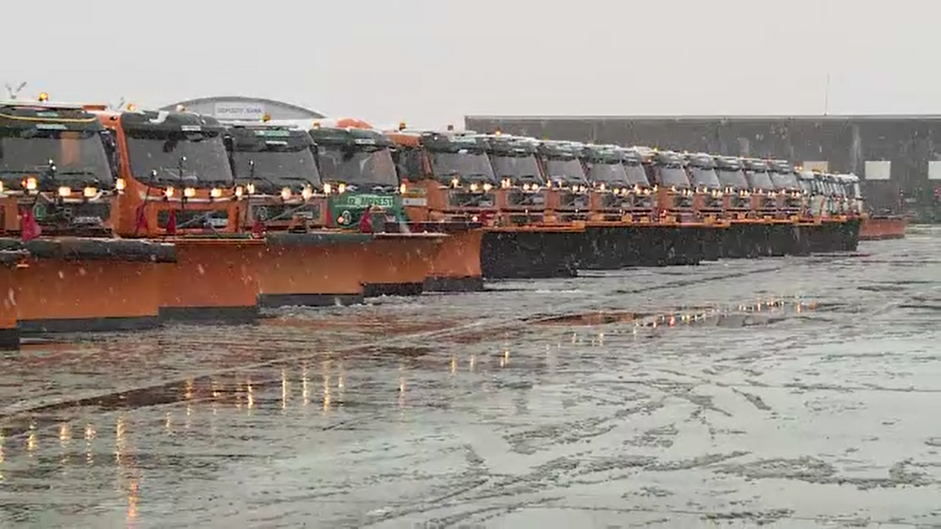 Coadă la vulcanizări, după prima zăpadă. Drumarii au ieșit la deszăpezire