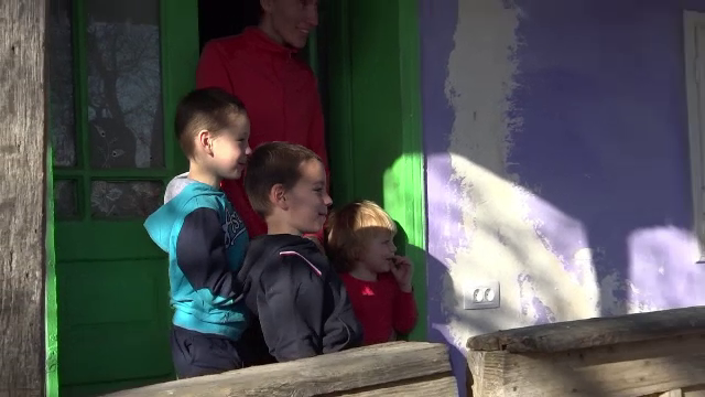 O familie din Botoşani, racordată la curent după 21 de ani datorită unui ONG